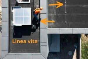 Tecnico che installa le linee anticaduta sul tetto